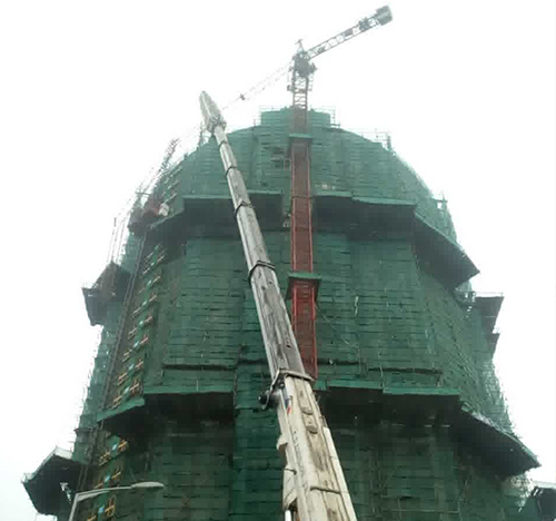 亭湖吊车在工地上作业